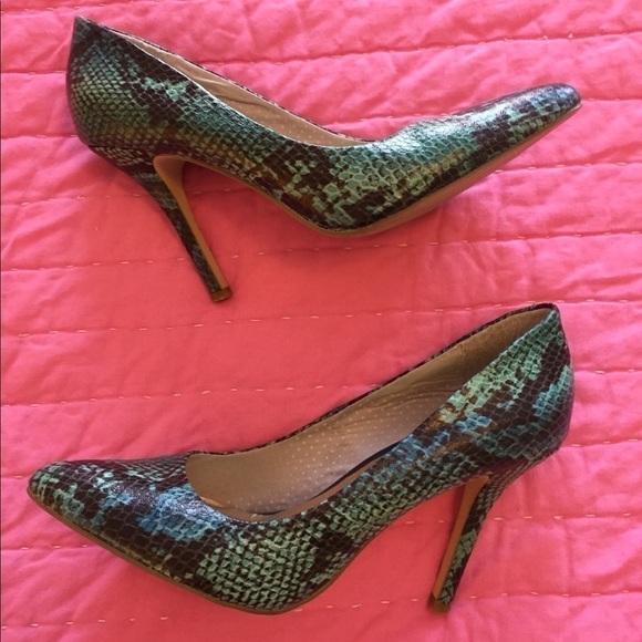 Madden Girl turquoise faux snake skin pumps 81/2 - Picture 8 of 8